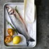 盐烘烤的鲈鱼套件的图象用柠檬＆草本