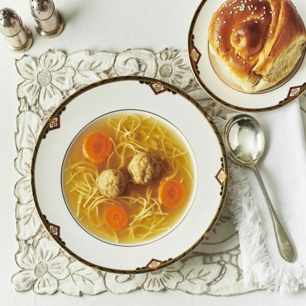 传统的犹太鸡汤与matzo球和锁定面条