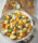冬南瓜，焦西葫芦和蓝奶酪沙拉的图像